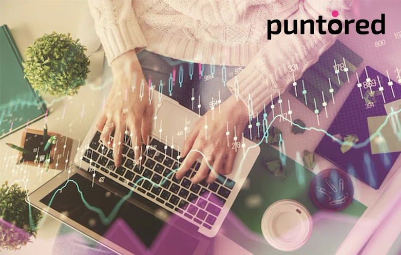 Mujer analizando métricas de expansión financiera en computador